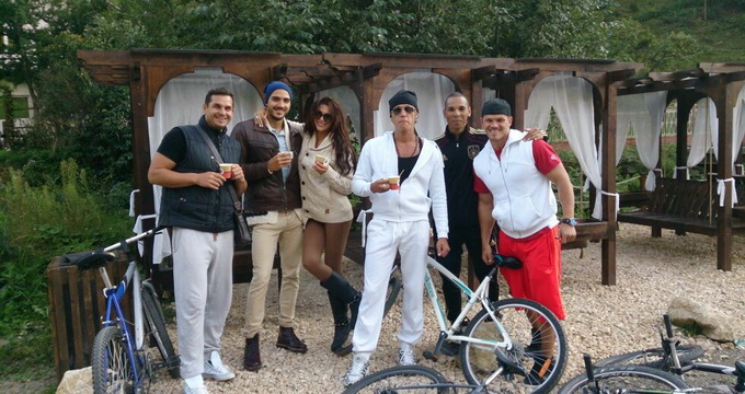 Mai multi tineri incearca sa o cucereasca pe Bianca