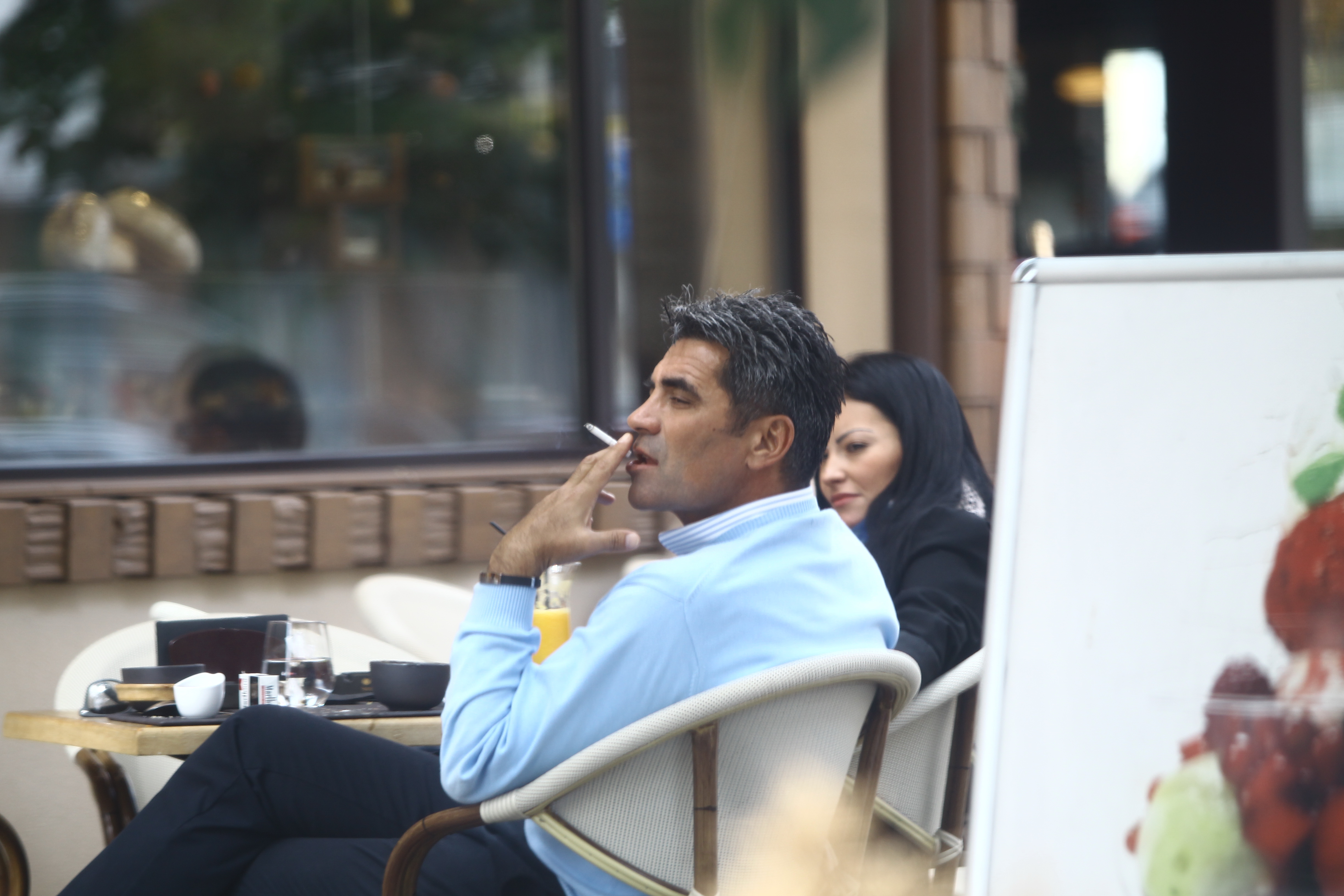 Marcel si tanara domnisoara au zabovit o ora la cafenea, timp in care afaceristul a fumat tigara dupa tigara