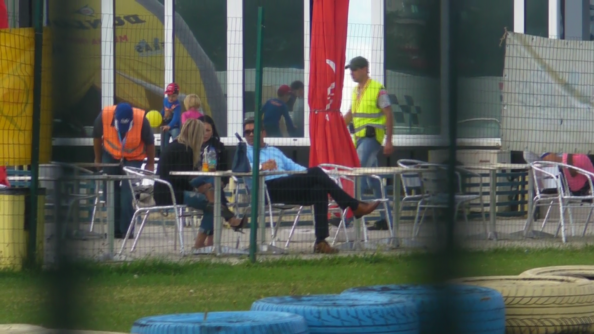 Marcel si bruneta au mers mai apoi la o pista de carting, unde au stat de vorba cu o blonda