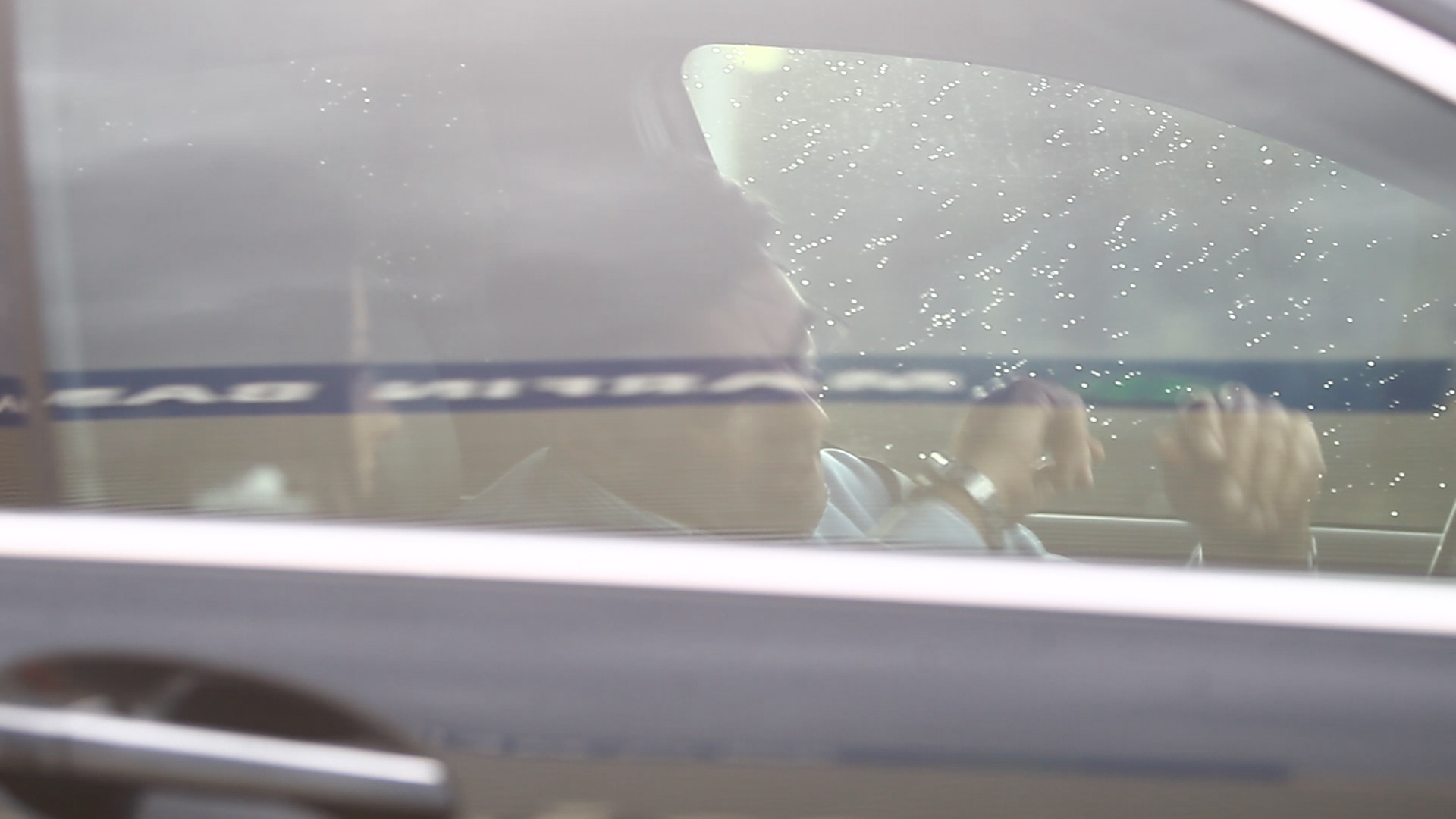 Afaceristul era atat de incantat de muzica din masina, incat a inceput sa danseze