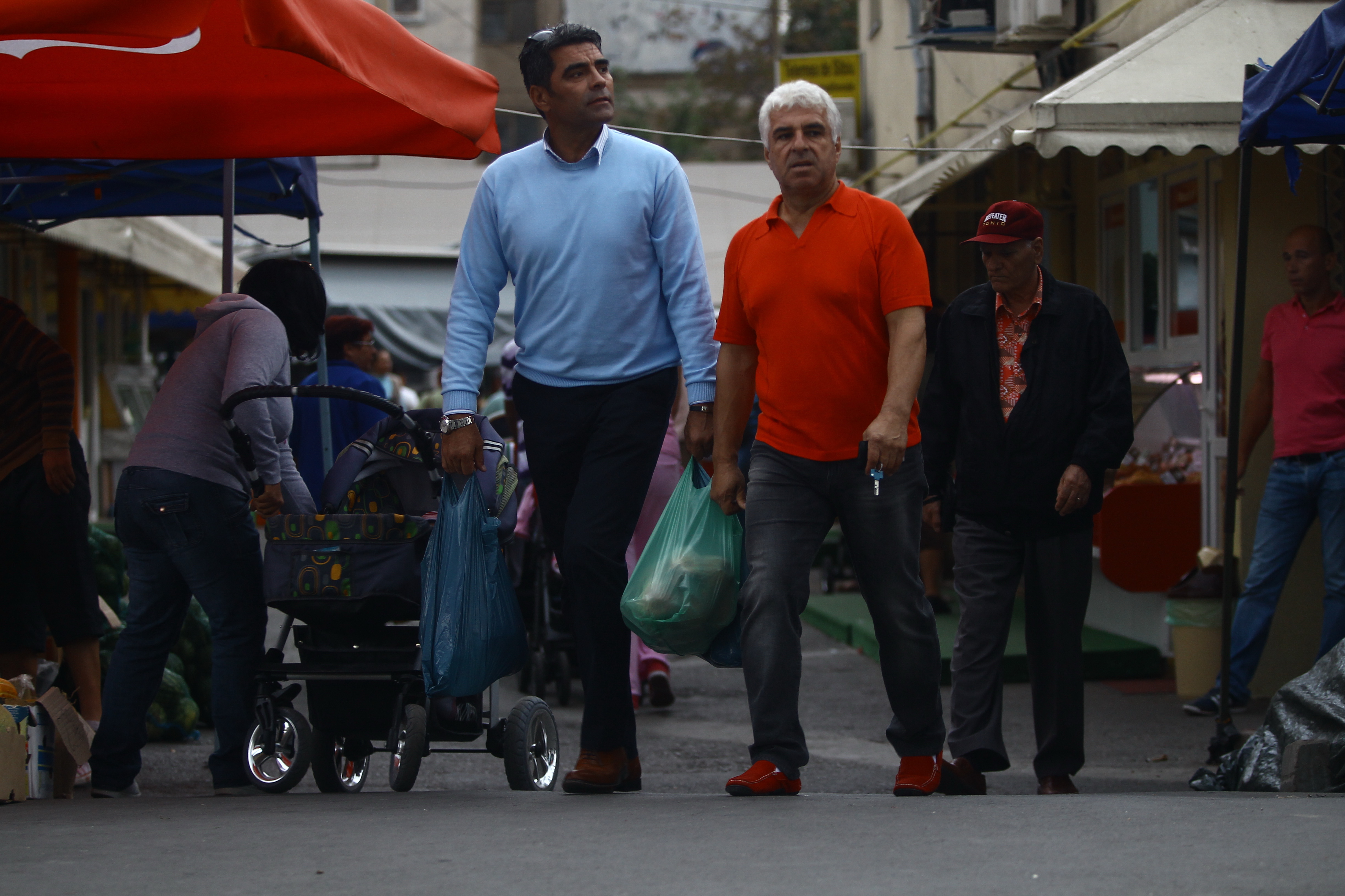 In drum spre casa, Marcel a mers sa faca piata si a schimbat cateva vorbe cu un prieten. Bruneta focoasa a asteptat cumintica in masina