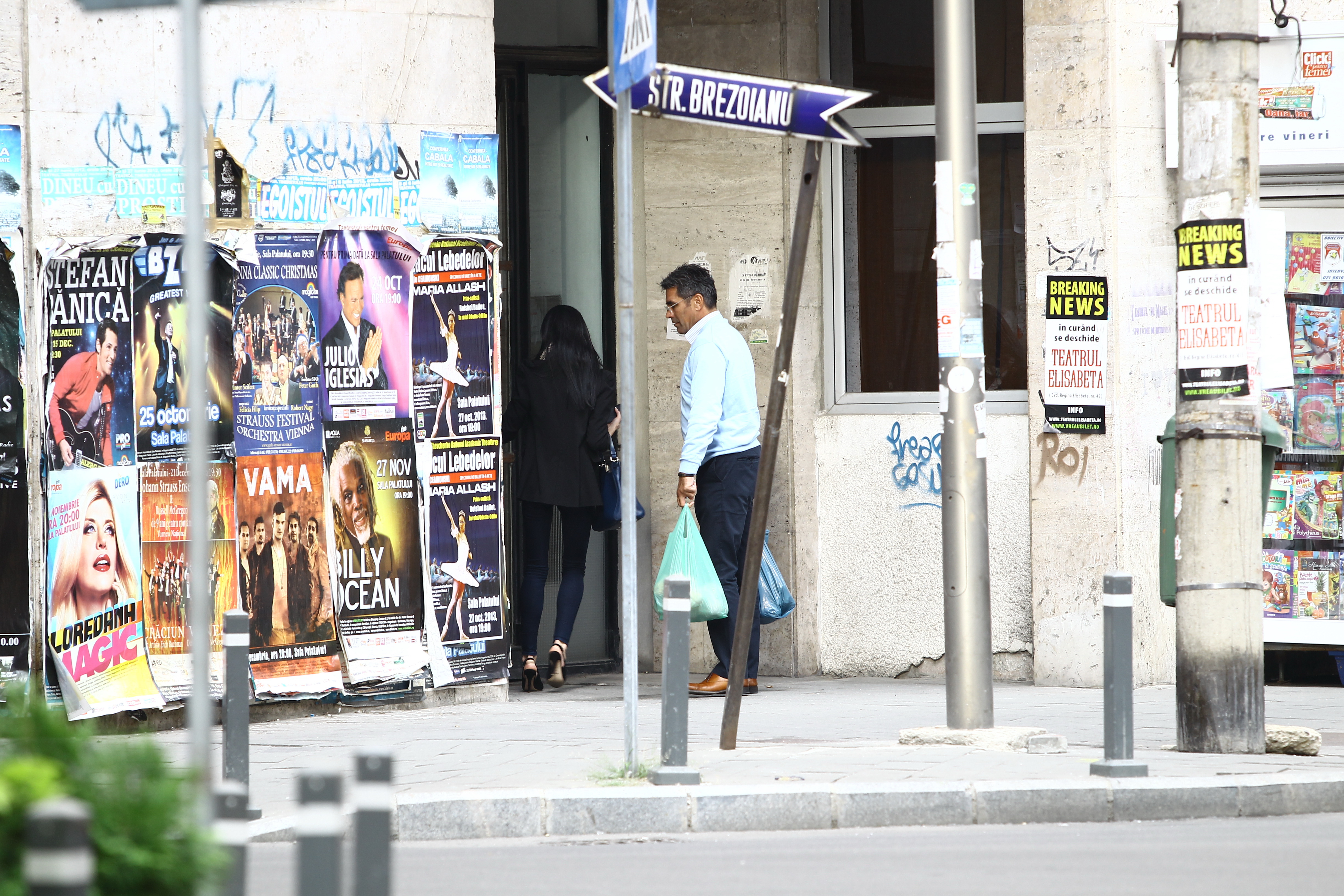 Ajunsi in fata blocului in care locuieste Marcel, bruneta s-a repezit spre scara blocului, a scos o cartela din geanta si a deschis usa