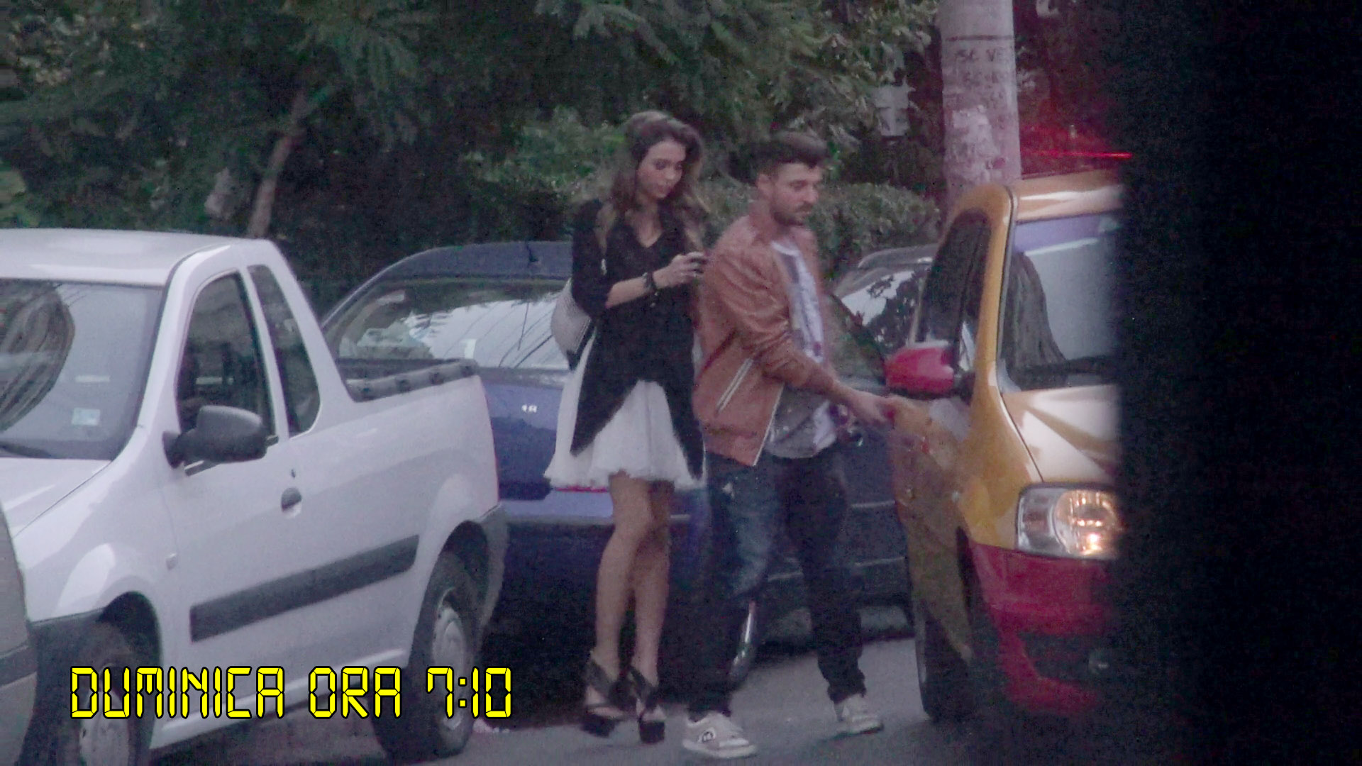 Dupa aproape o ora, Teodora iese din blocul unde se distreaza si continua petrecerea