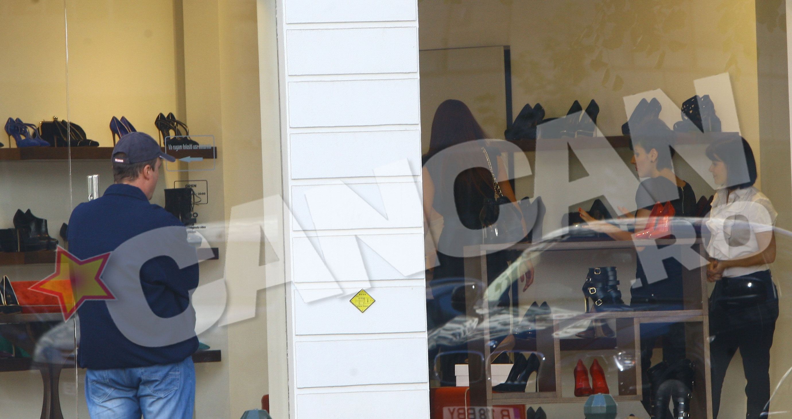 Roscata a creat agitatie in tot magazinul si a probat o gramada de incaltari