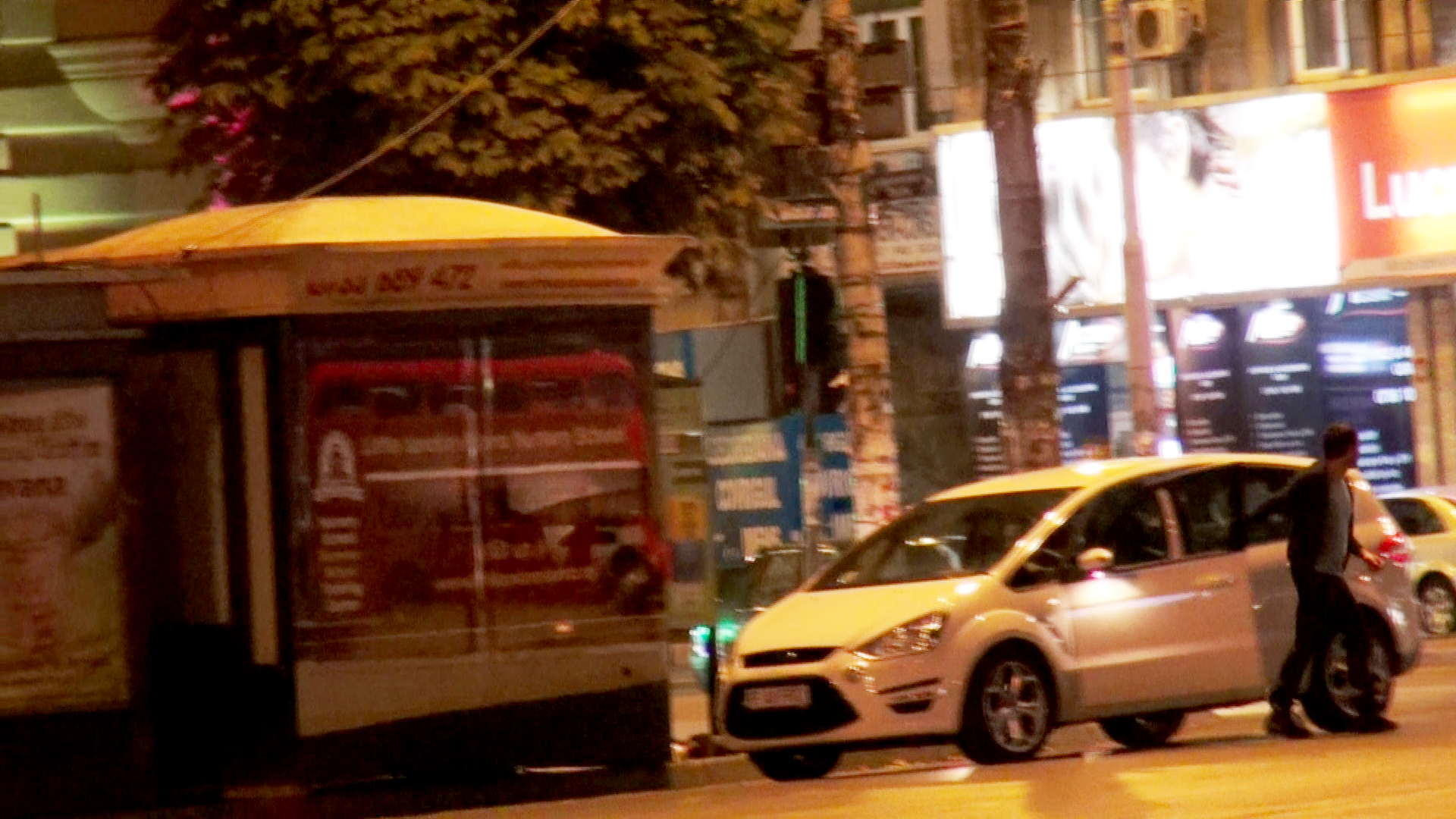 Razvan opreste autoturismul cat mai aproape de o florarie