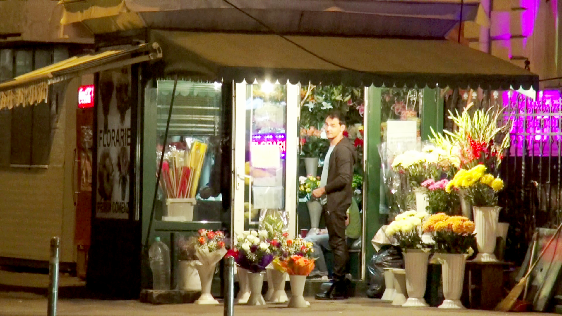 Matinalul alege cateva flori si ii cere vanzatoarei sa aranjeze un buchet