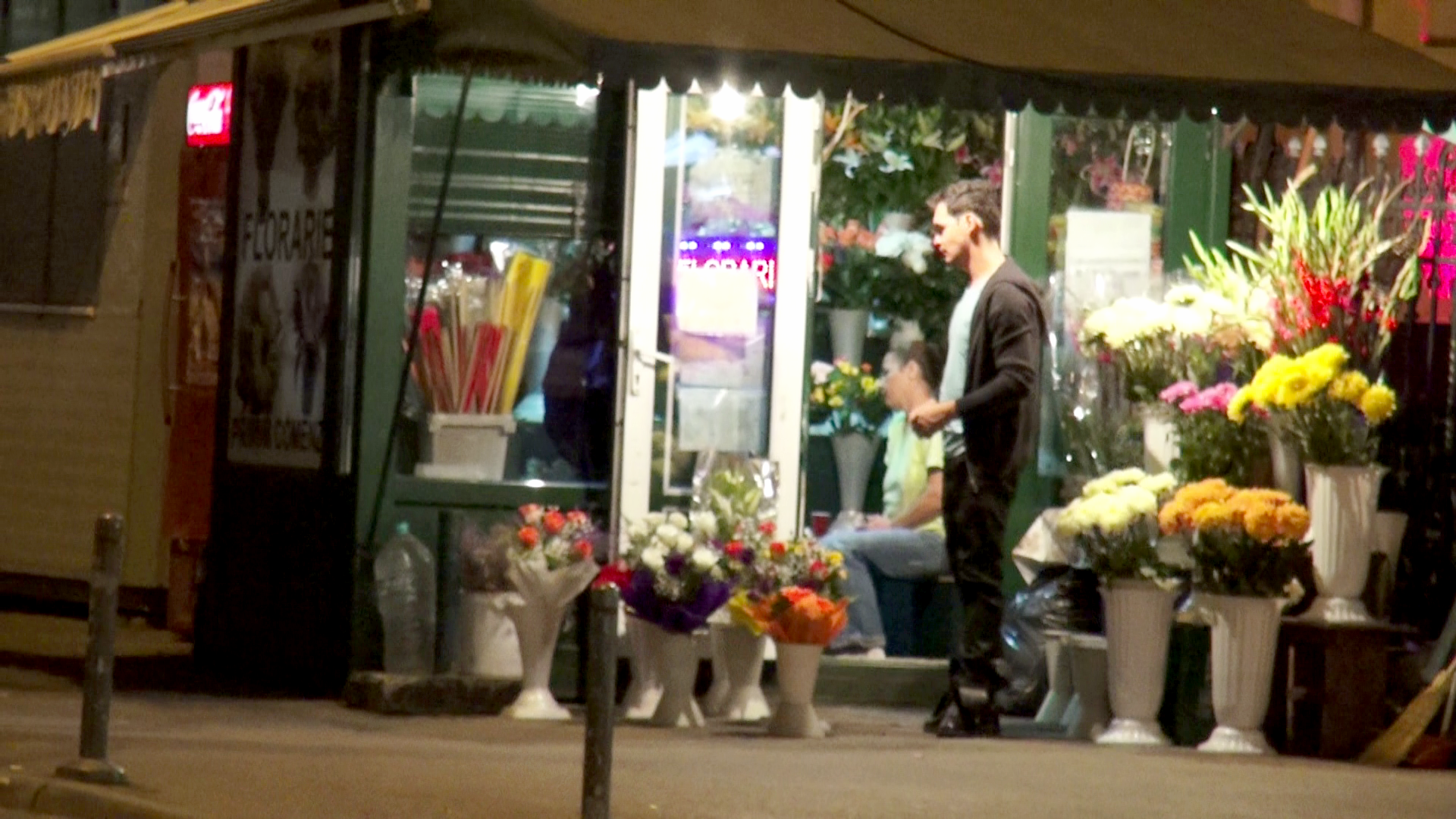 Simion asteapta nerabdator sa ia florile