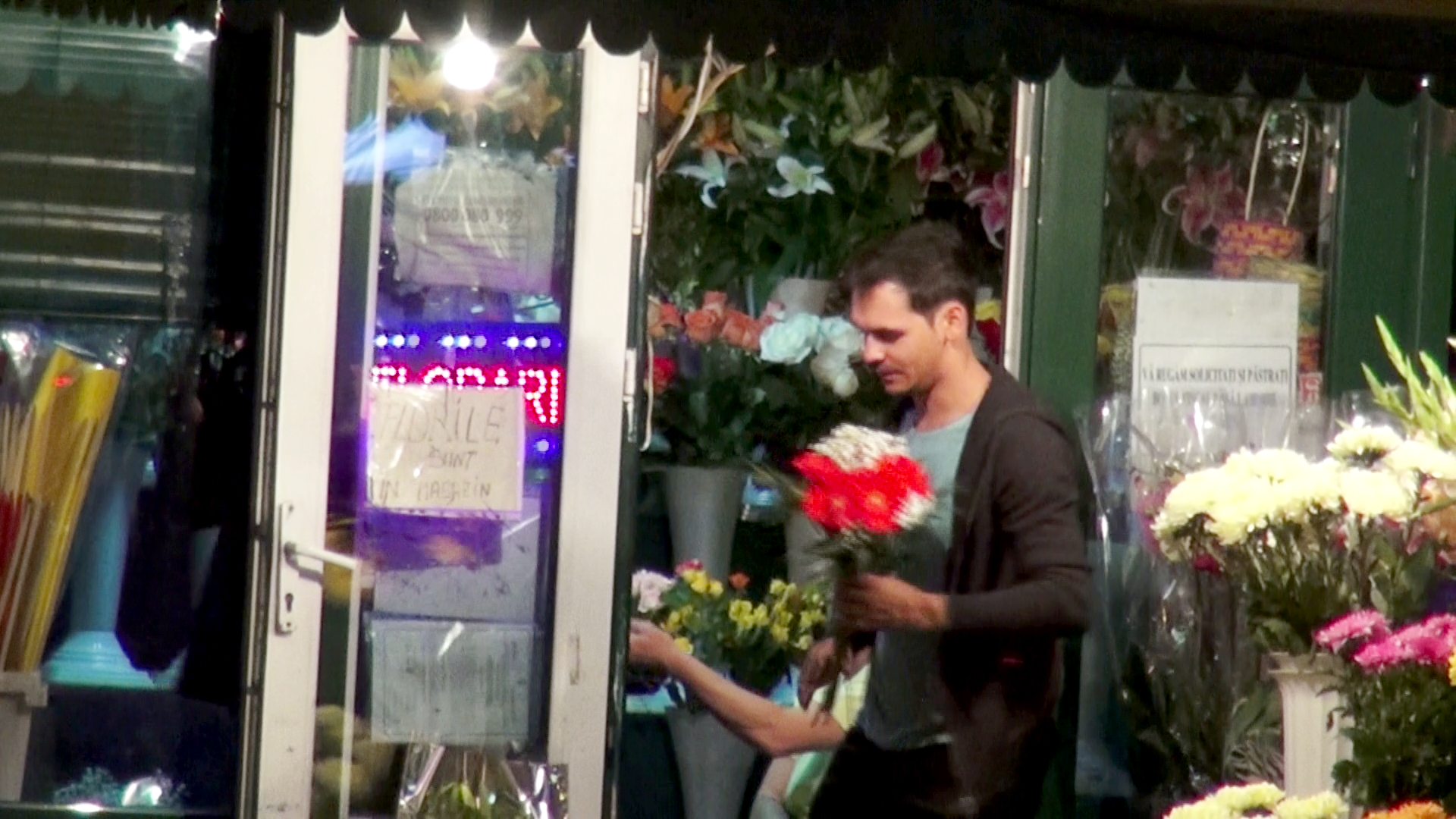 Dupa ce achita, vedeta tv se indreapta in pasi repezi spre masina