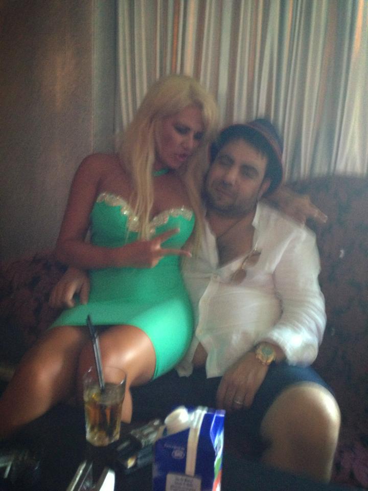 Blonda i s-a asezat artistului in brate