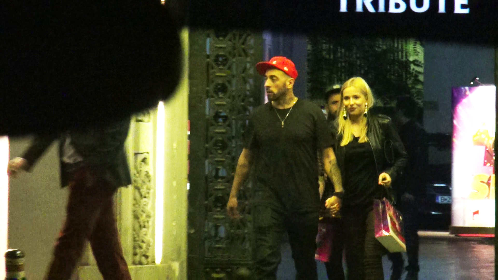 CRBL si sotia lui parasesec localul unde se distrasera alaturi de cativa prieteni