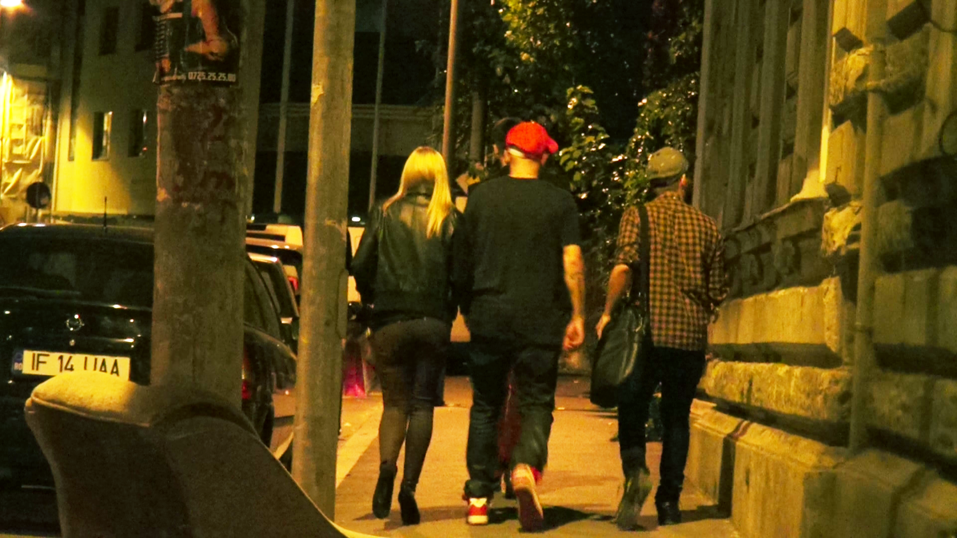 Cei doi soti se tin incontinuu de mana