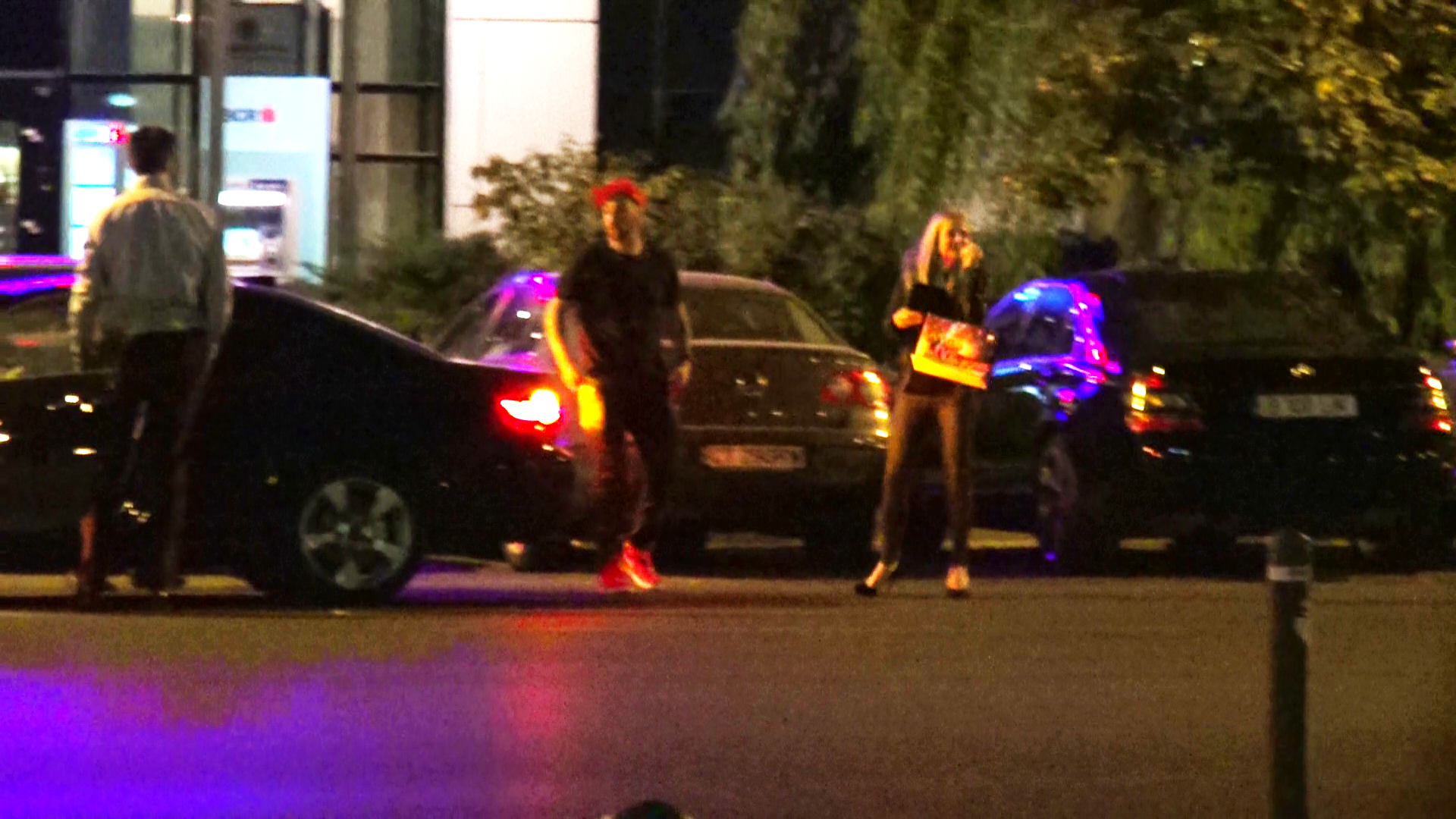 Cantaretul o duce pe Elena la masina ei