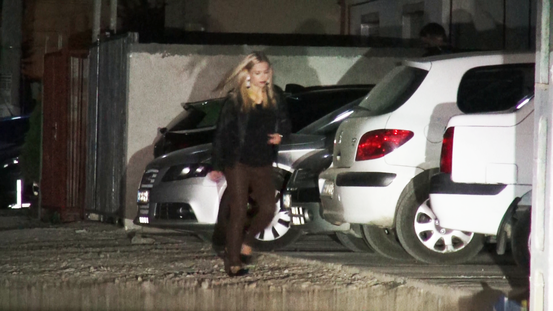 Elena coboara la masina, asigurandu-se ca sotul a ajuns teafa acasa