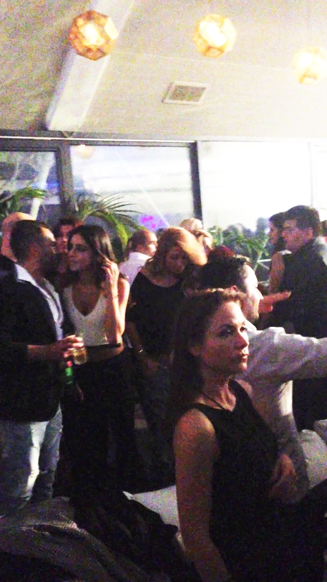 Natalia si Rodica socializeaza cu diversi barbati din club