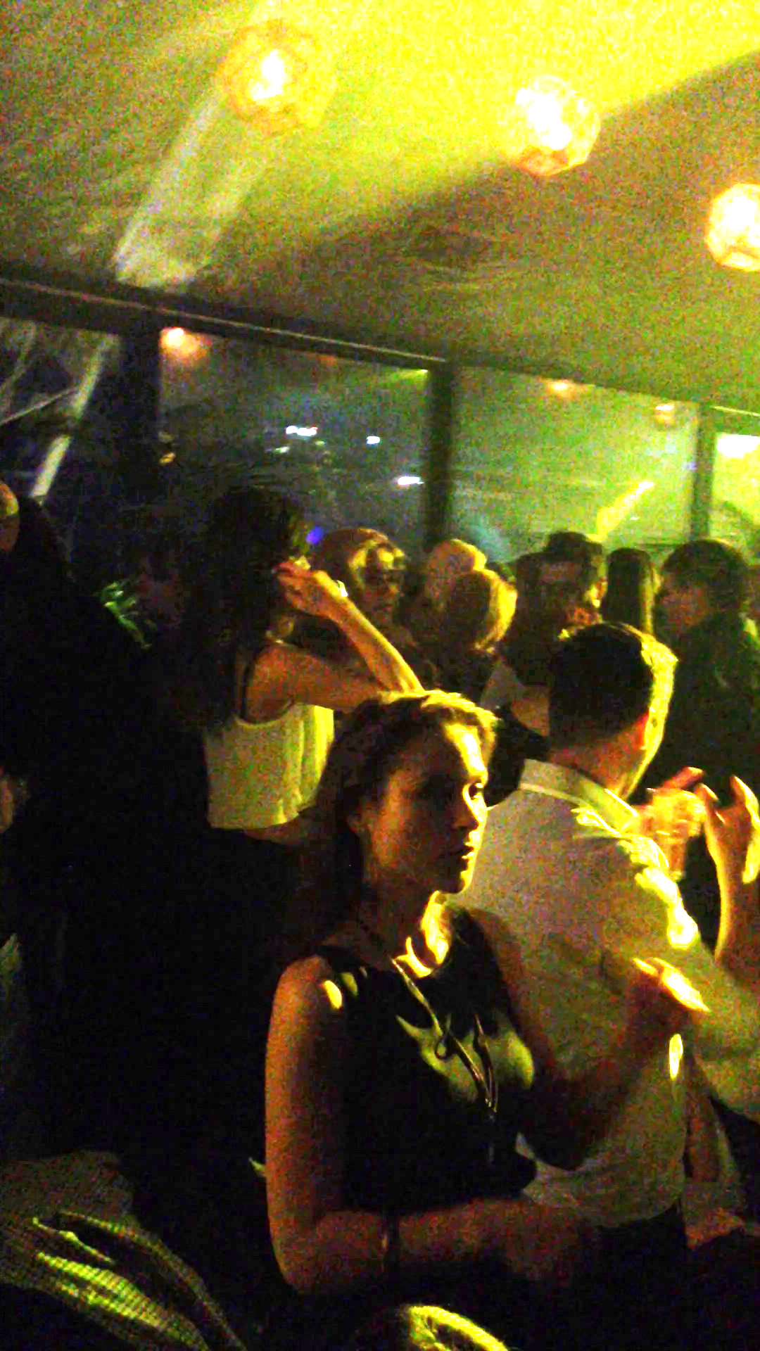 Cele doua asistente tv au intors toate privirile