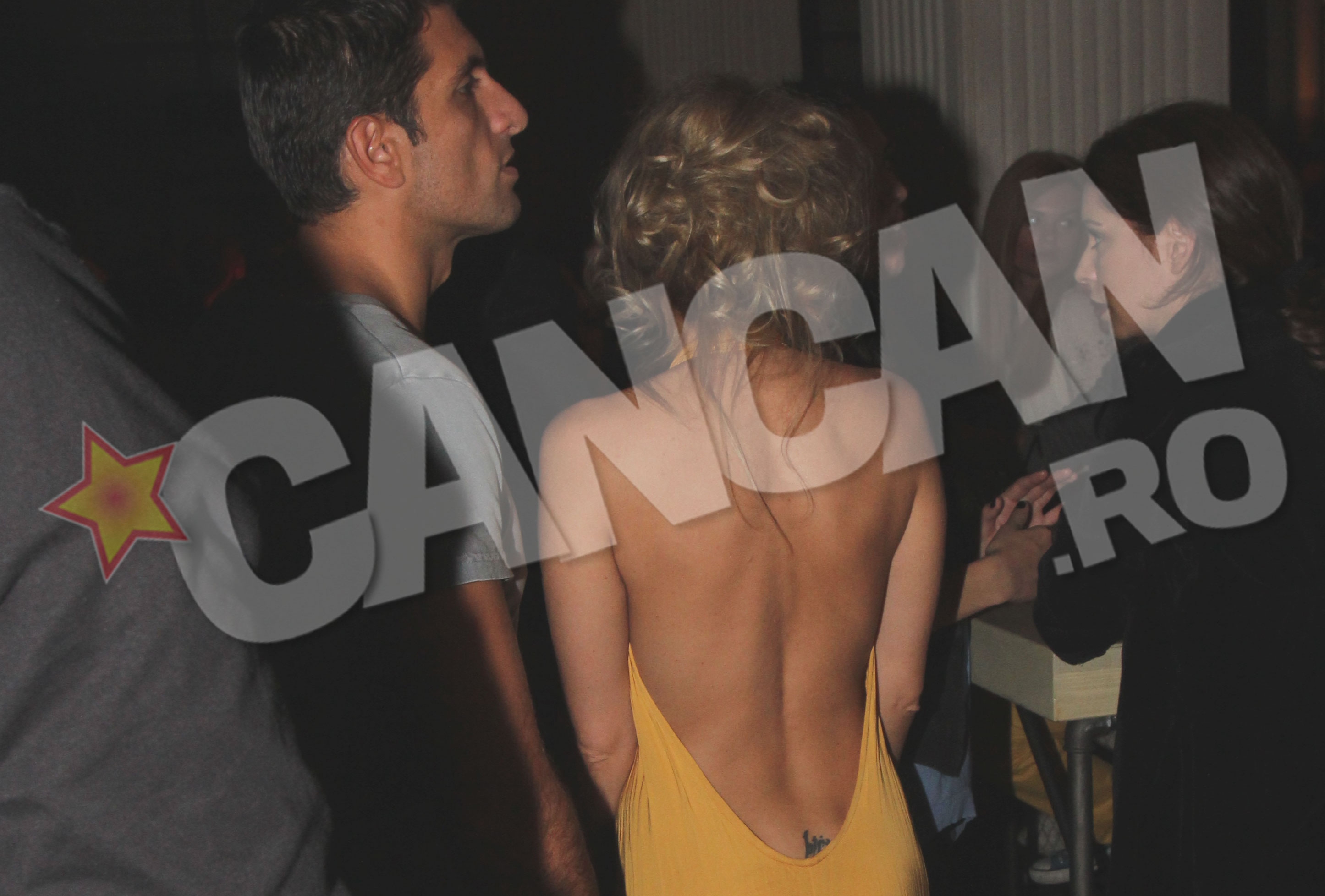 Croiala indrazneata a rochiei lasa la vedere tatuajul blondei