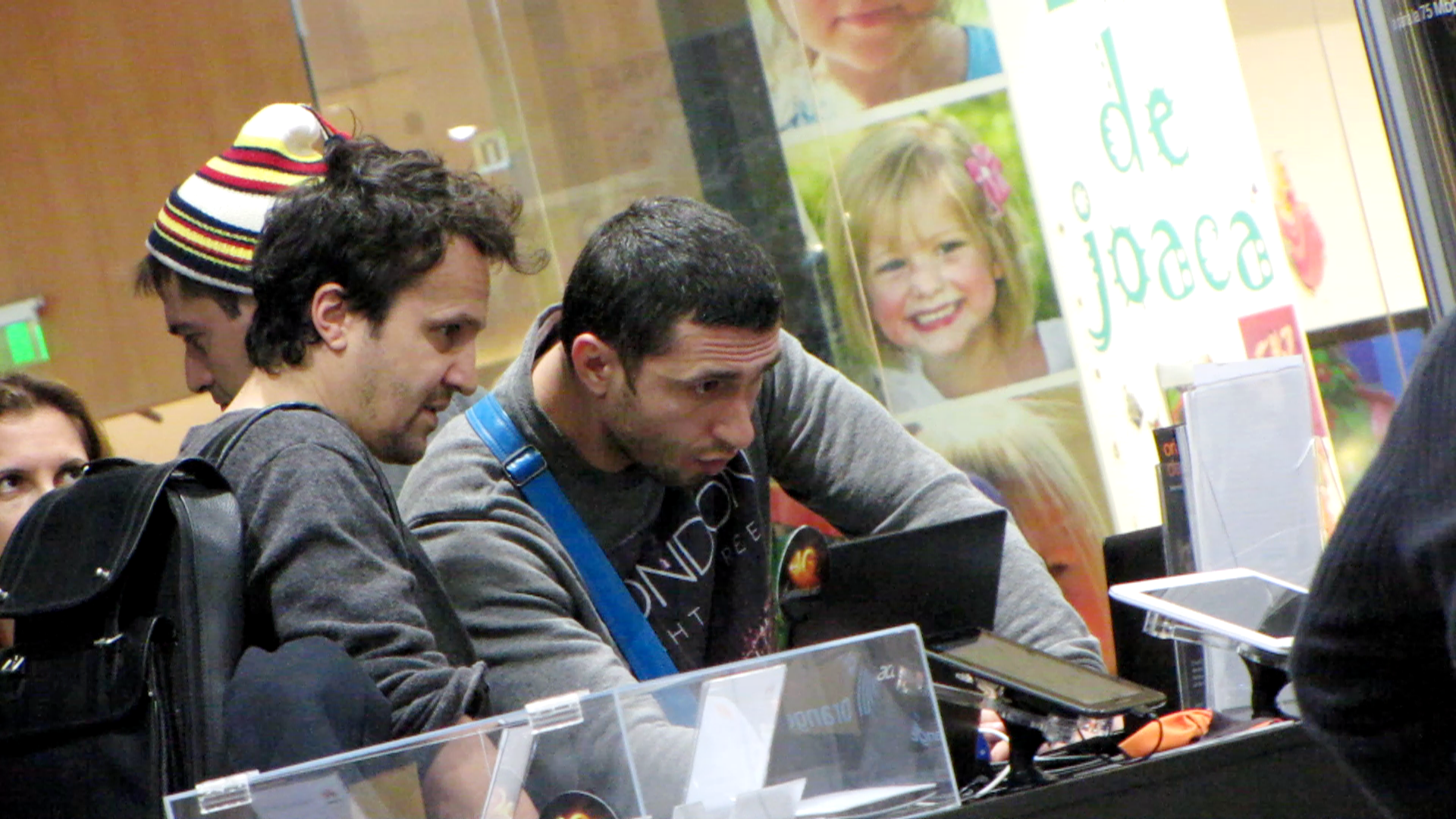 Dragos Bucur profita de laptopul amplasat la standul companiei de telefonie si trimite un mail.