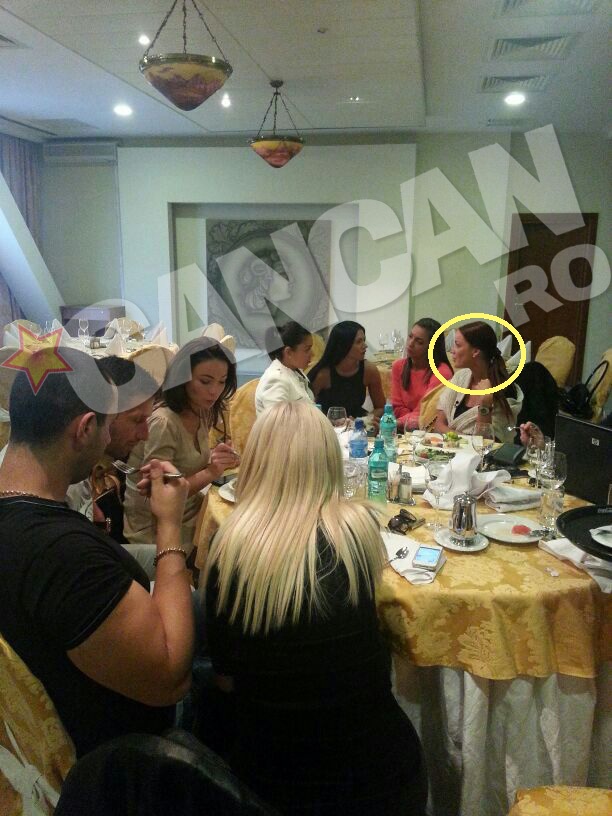 Bianca Drăguşanu a ascultat cu atenţie sfaturile pe care prietenele ei i le-au dat cu privire la cea mai frumoasă zi din viaţa ei