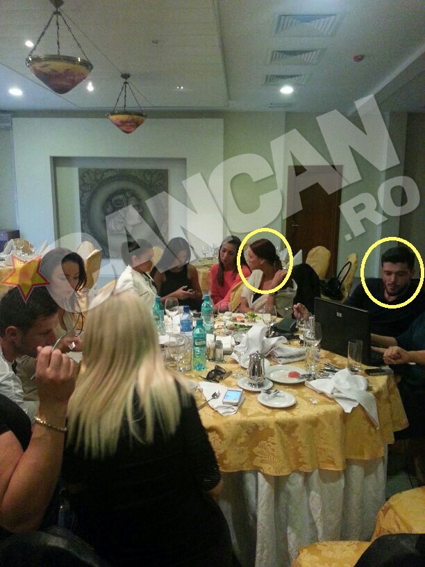 Victor Slav era numai ochi şi urechi la ce-i spunea una dintre organizatoarele de la nuntă