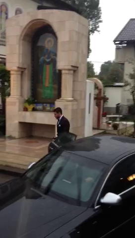 Victor Slav se indreapta grabit spre biserica