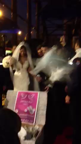 La iesirea din biserică, Bianca si Victor au aruncat câtiva porumbei albi in aer