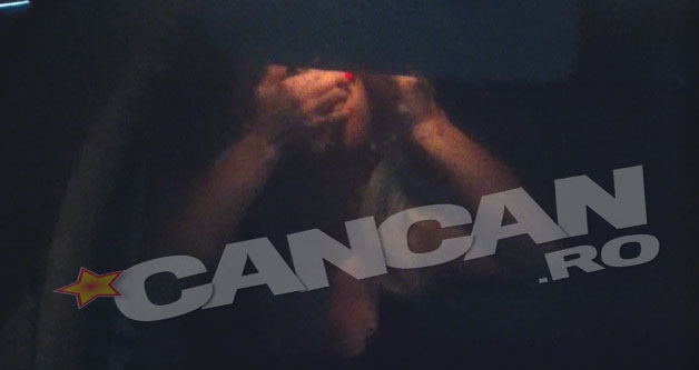 Inainte de a urca pe scena, blonda si-a pus lentilele de contact si s-a sters la ochi cu un servetel