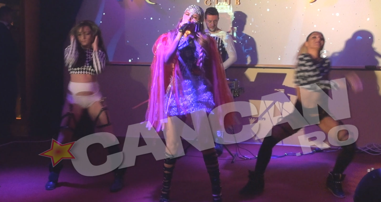 Corina are o noua costumatie de scena