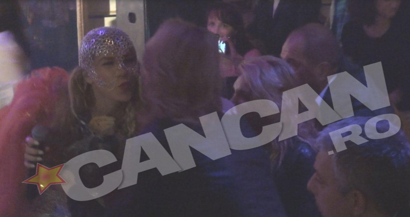 La cel mai recent concert al sau, Corina a zarit-o la primele mese pe Roxana Ciuhulescu, alaturi de sotul ei, si s-a dus sa ii salute