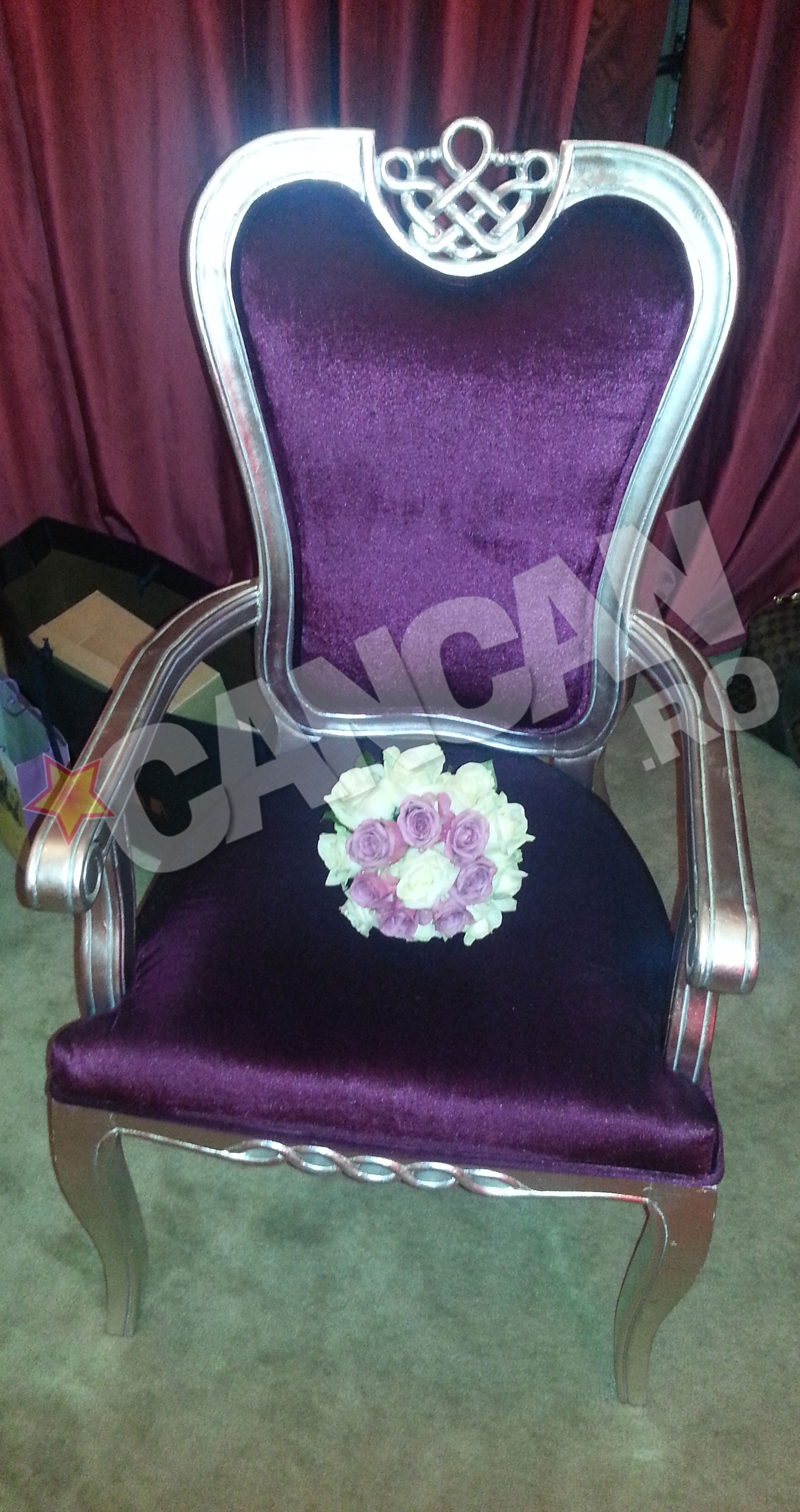 O domnisoara de onoare si-a lasat buchetul pe un scaun