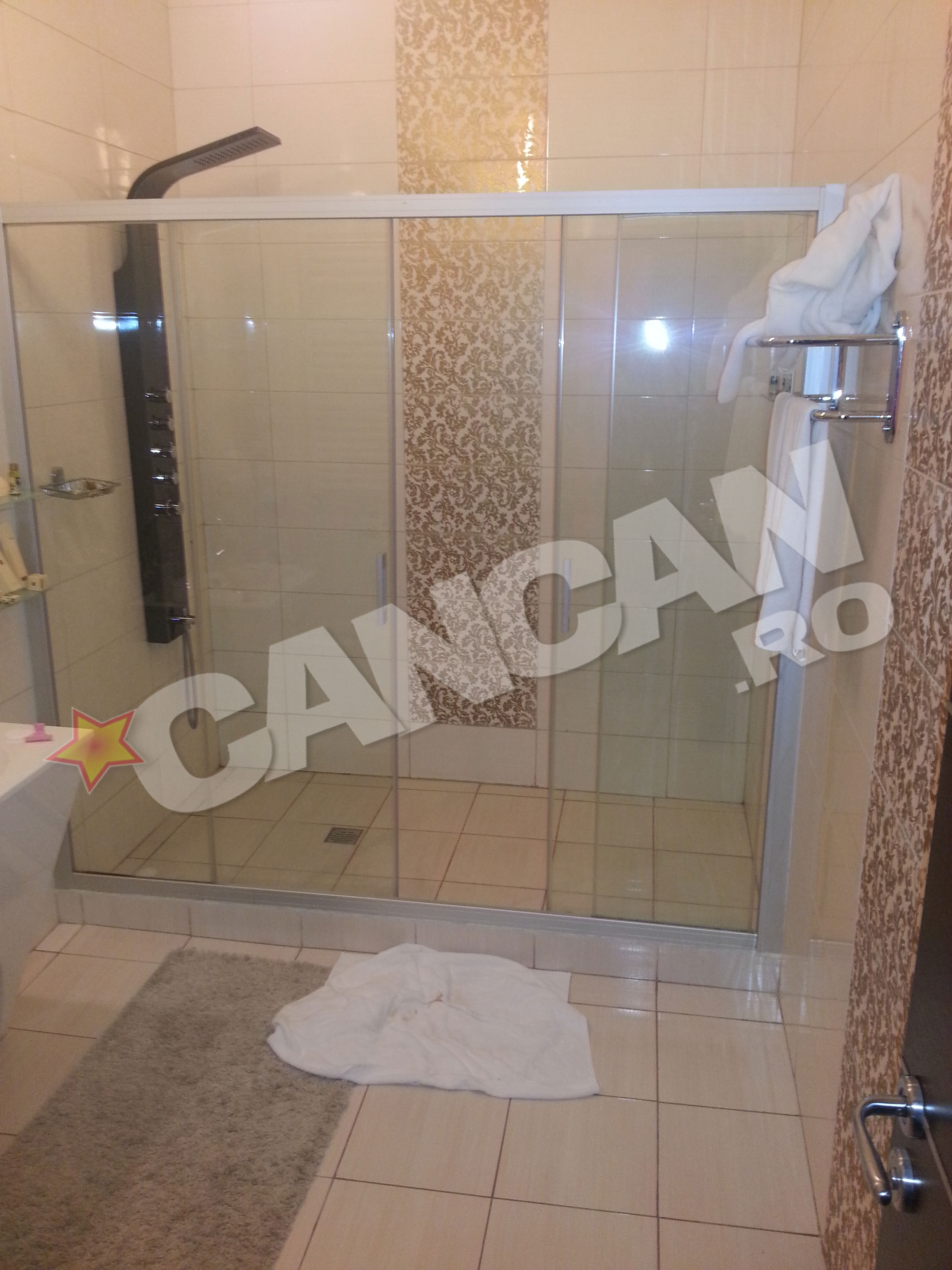 Baia camerei a fost folosita si cineva a aruncat un prosop pe jos, ca sa nu alunece pe gresie