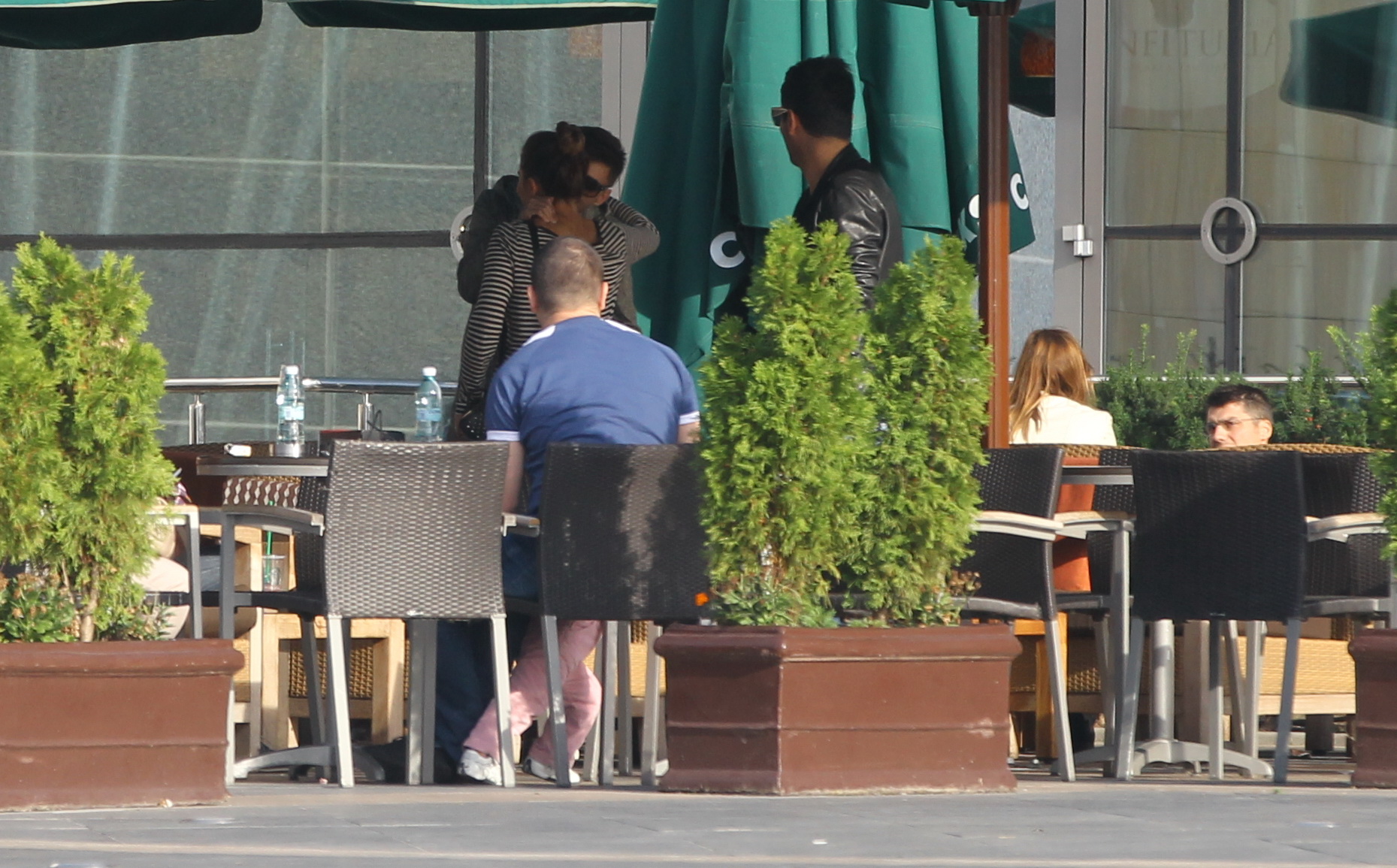 La plecare cei doi se imbratiseaza si se saruta