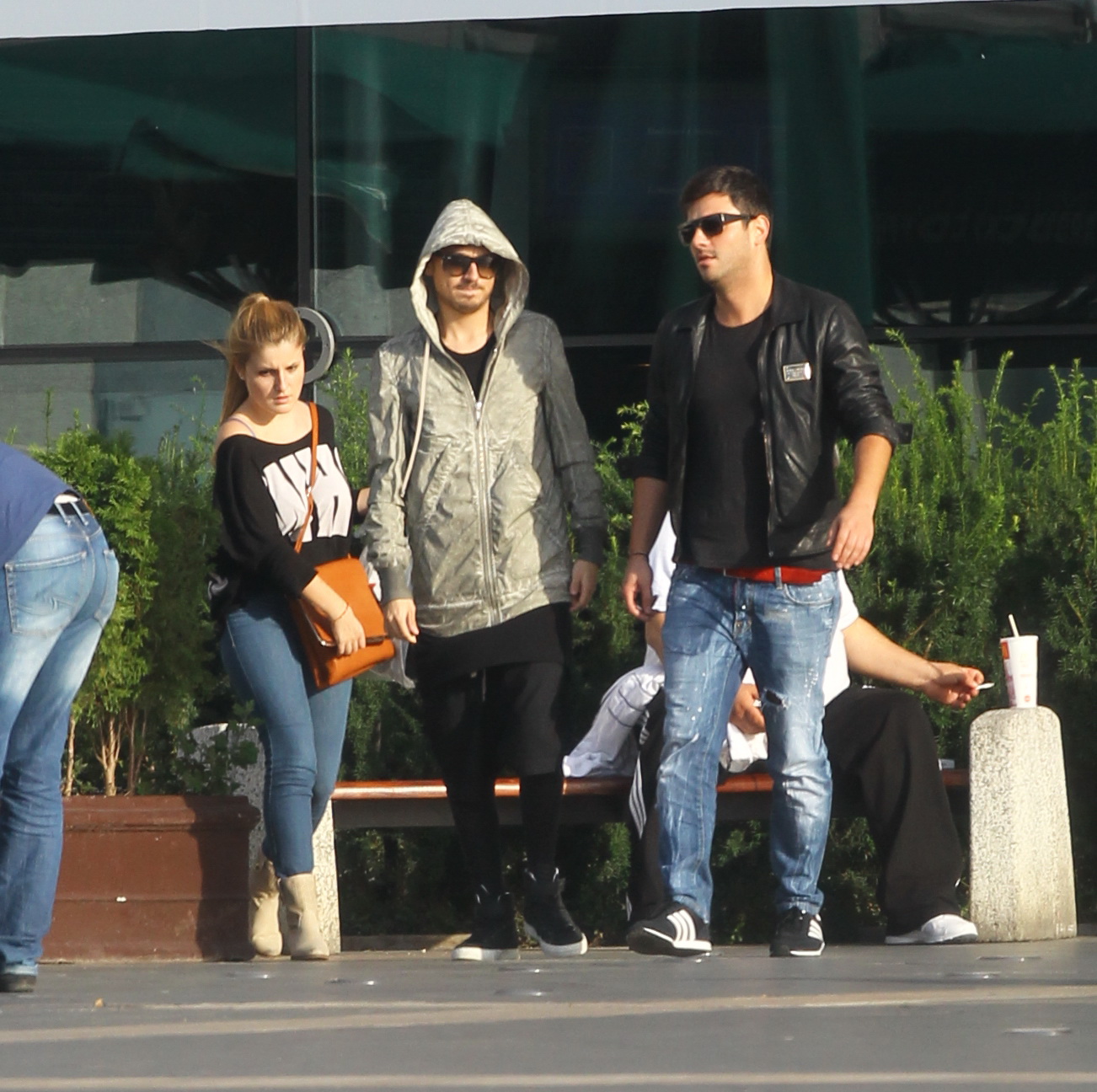 Pentru a nu atrage privirile. Marius si Gina pleaca separat de la cafenea