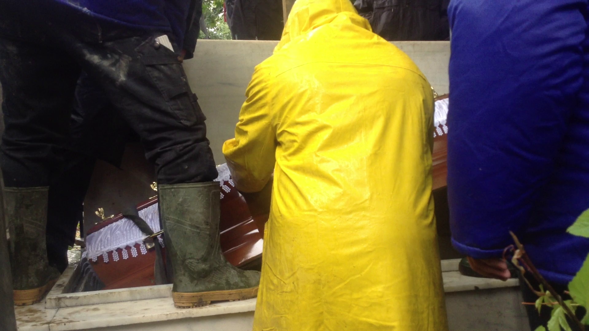 Din cauza cavoului destul de ingusta, angajatii au fost nevoiti sa incline cosciugul