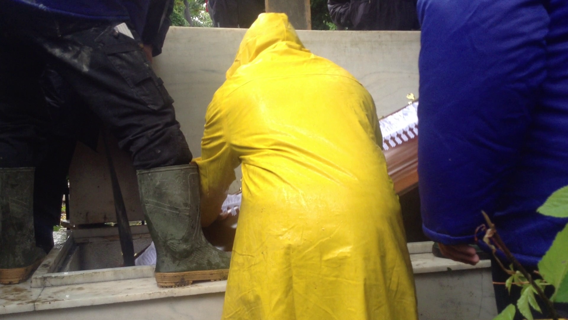 Sicriul a fost introdus intr-o parte, iar apoi aranjat in cavou