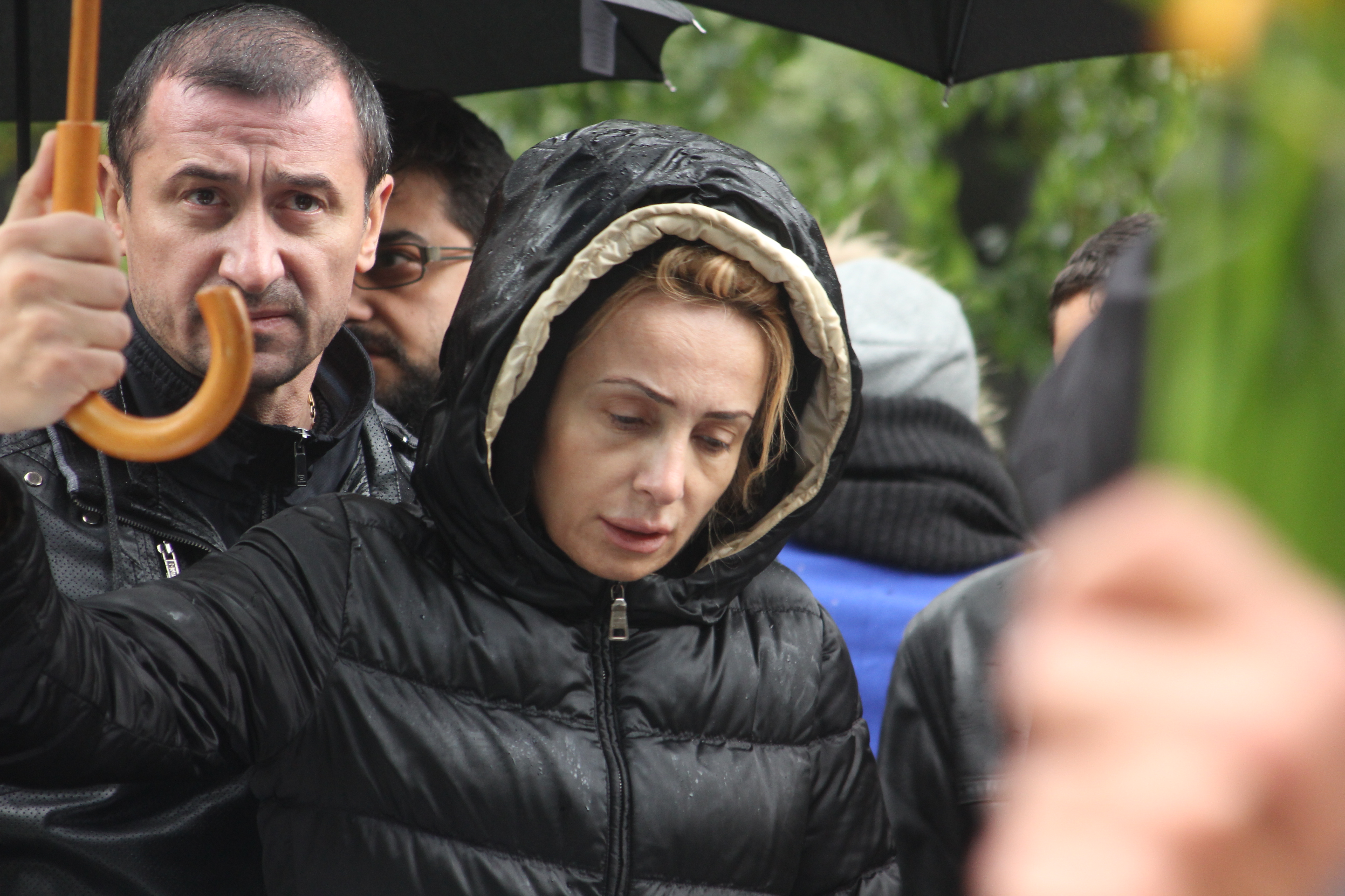 Vizibil daramata, solista nu si-a luat ochii de la parintele ei