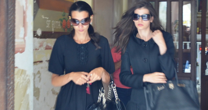 Monica si Ramona sunt devastate de pierderea celei care le-a dat viata