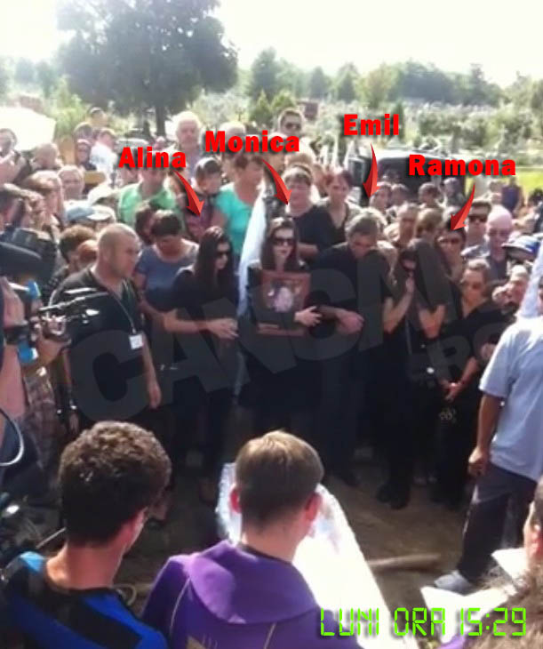 Monica a tinut in brate, pe tot parcursul slujbei de inmormantare, un tablou cu mama ei