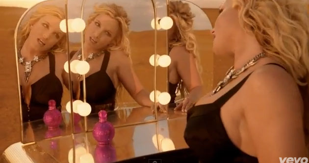 In noul clip, Britney poarta un corset negru Murmur