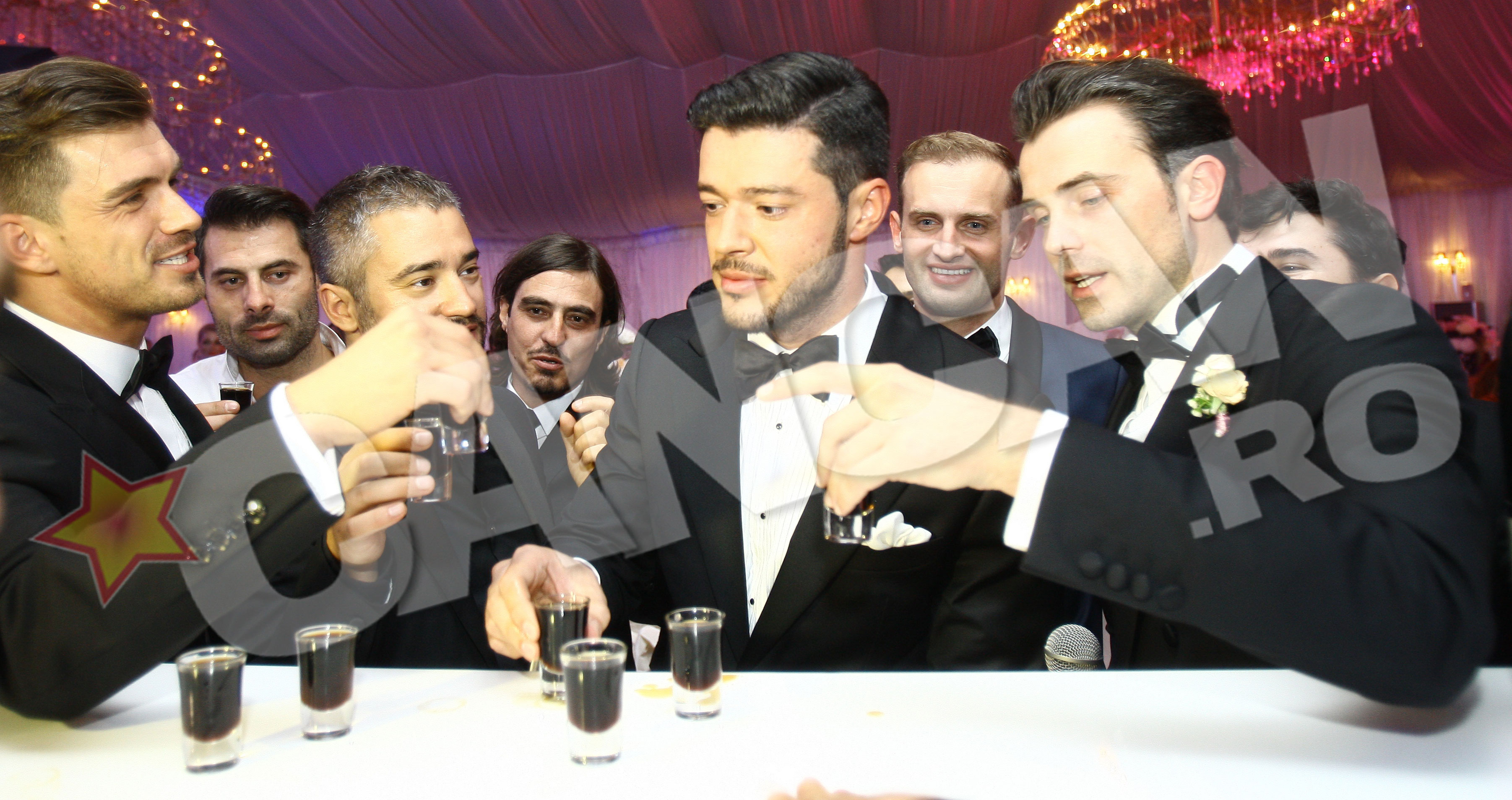 Cavalerii de onoare i-au umplut paharele mirelui