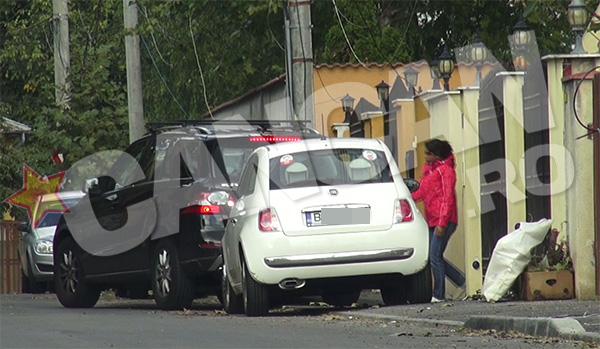 Bona filipineza a iesit si a luat copiii de la masina