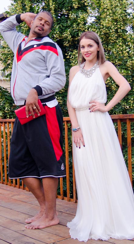 Iar cand vine randul Andreei sa fie sexy in fata aparatului foto, sotul simte nevoia sa-i faca putina concurenta