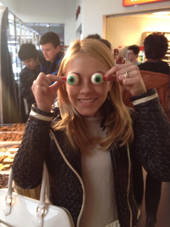 Andreea nu se lasa mai prejos si imbogateste albumul familiei cu o fotografie... soc