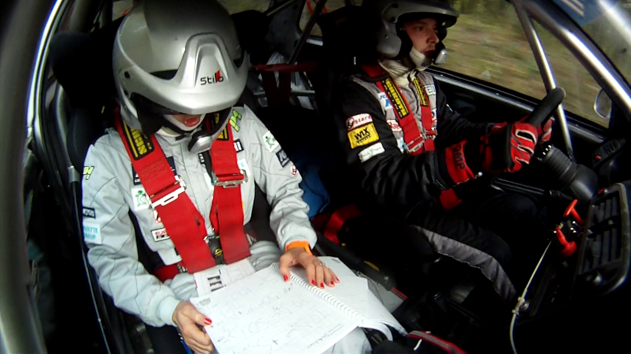 Tanara tine in permanenta contactul cu soferul