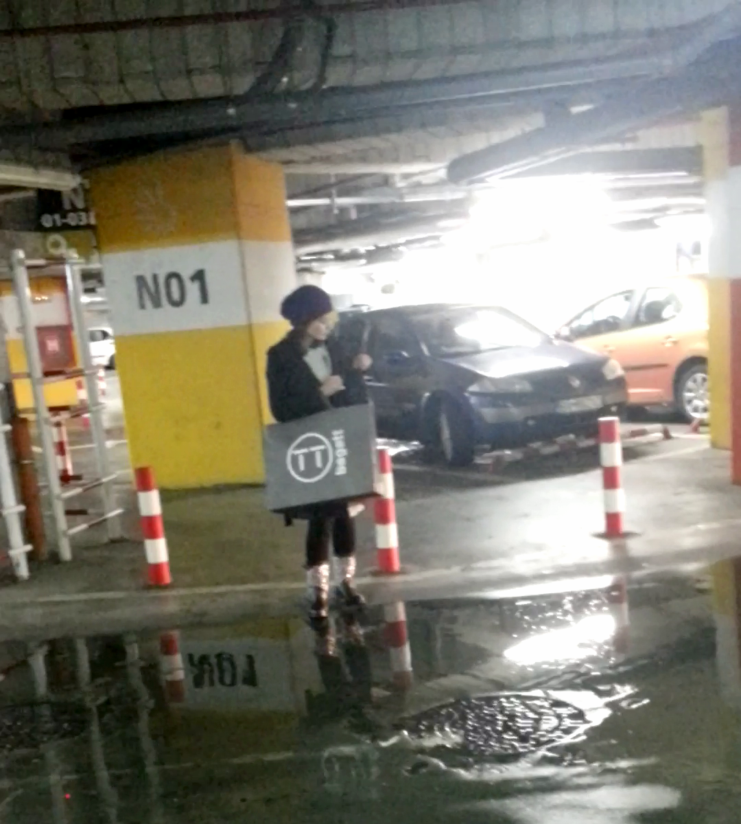 Dupa ce si-a cautat cheile in poseta, Oana Sarbu se indreapta linistita spre masina