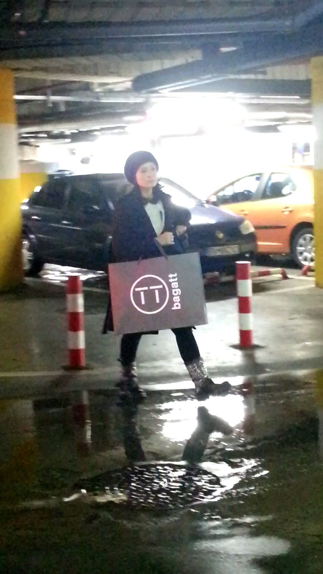 Desi vremea nu era una tocmai favorabila, Oana s-a incumetat sa mearga la shopping