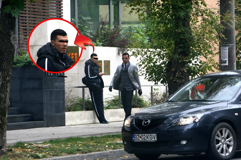 Tanarul se uita curios si... cam incruntat la tinuta lui Adrian Cristea