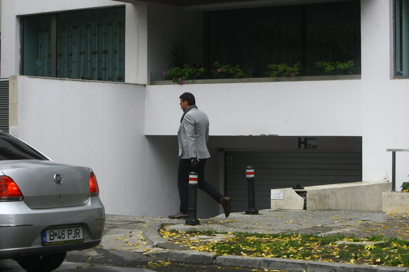 Tinuta i se muleaza perfect pe trupul lucrat pe terenul de fotbal