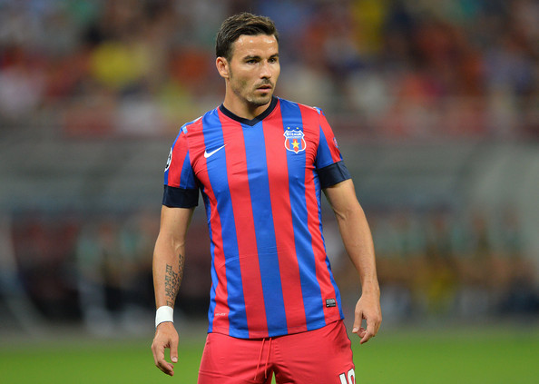 In mod cert, stelistul arata mai bine la costum decat pe terenul de fotbal