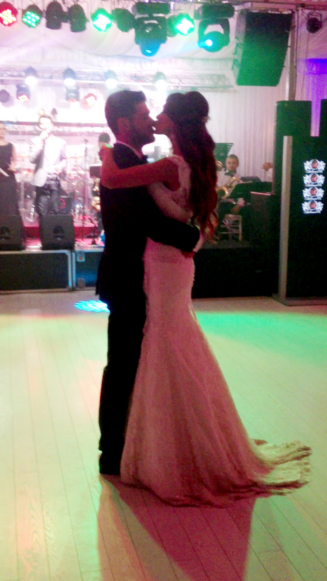 Roscata isi saruta sotul pe nas