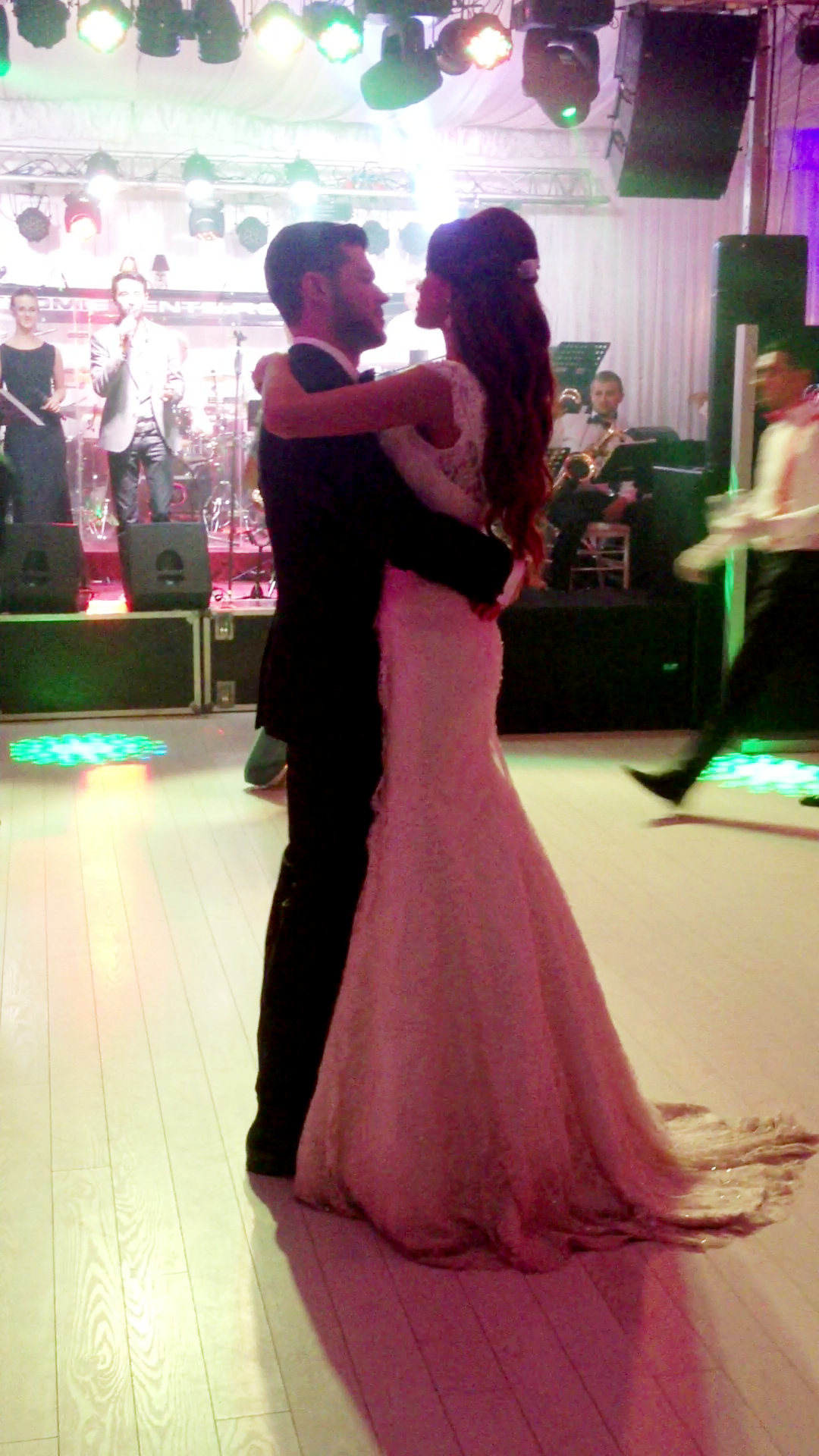 Cei doi danseaza singuri in mijlocul ringului